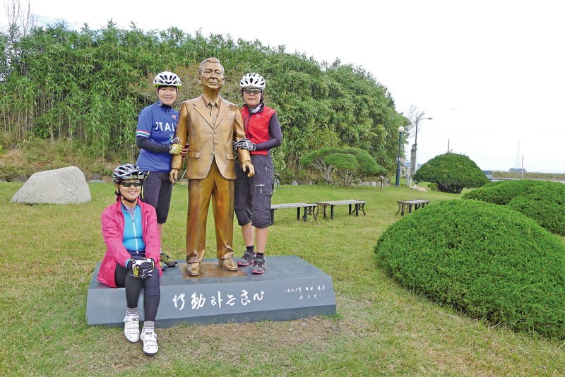 생가 방문 인증샷, 김 전 대통령의 등신대 동상과 함께