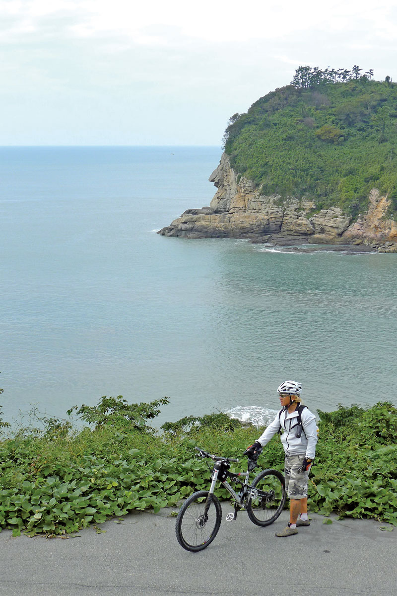 최남단 어은리 해안도로에 있는 죽도의 큰바위얼굴