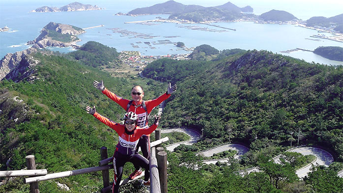 상라산봉수대전망대에서 바라본 열두구비길과 섬과 능선에 오목하게 둘러싸여 천혜의 만을 이룬 흑산항