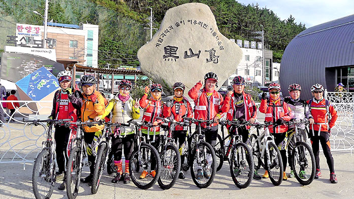 흑산항도 앞에서 자전거 동호인들이 모여 찍은 사진
