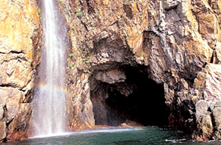 홍도3경 석화굴