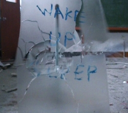 고요한 유리의 깨어짐