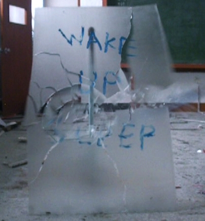 고요한 유리의 깨어짐