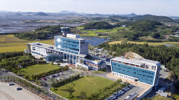 신안군청사가을전경 2