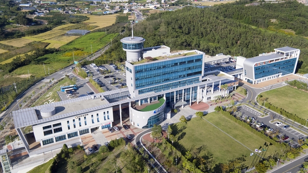 신안군청사가을전경 3