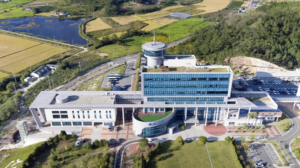 신안군청사가을전경 5