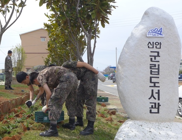 장병들의 화단가꾸기 자원봉사 활동 4