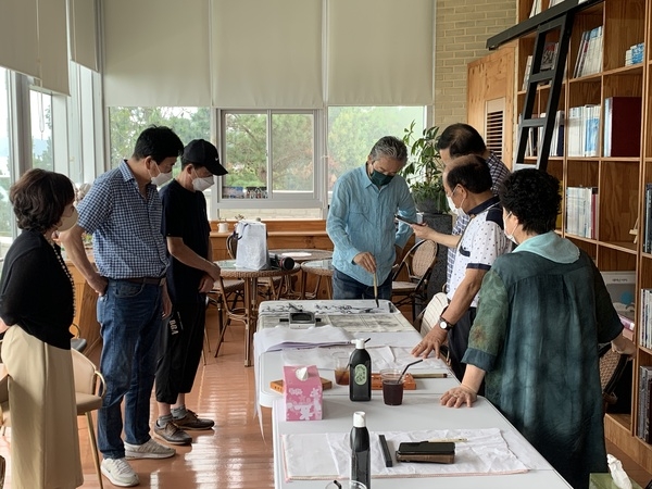 [저녁노을미술관] 신안 먹에 스미다 1