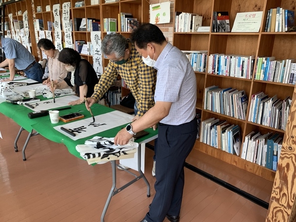 [저녁노을미술관] 신안 먹에 스미다 1
