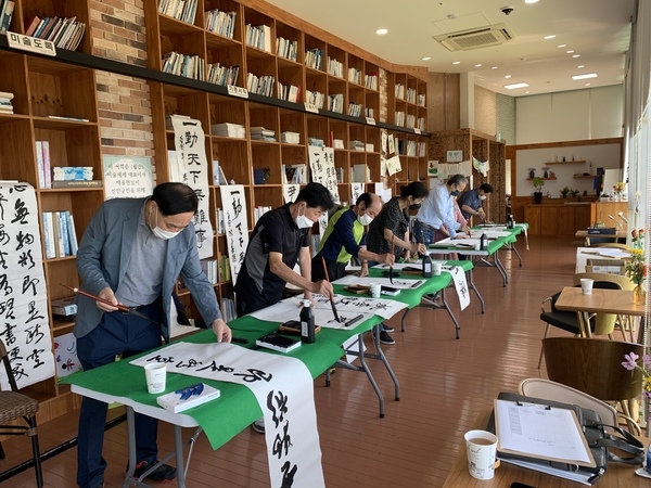 [저녁노을미술관] 신안 먹에 스미다 1