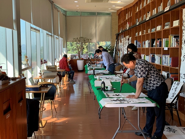 [저녁노을미술관] 신안 먹에 스미다 1