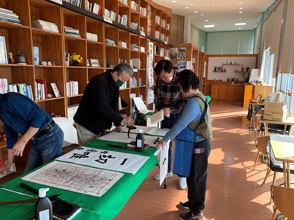 [저녁노을미술관] 신안 먹에 스미다 1