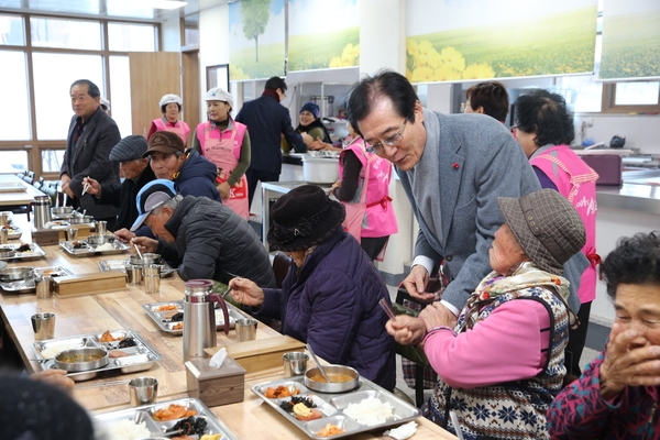 2019.12.18 암태면 노인무료급식 격려  1