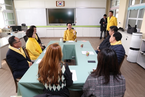 2024. 03. 04   흑산초등학교 홍도분교 입학생 학부모와 간담회 3