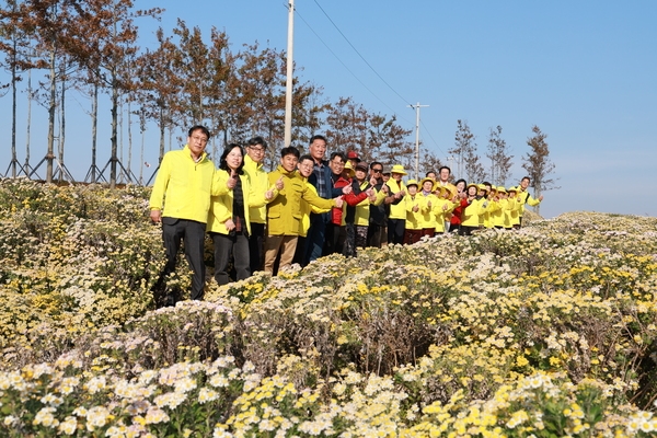 2024.11.20_ 압해읍 고이도 섬 아자니아 축제장 현장방문 주민격려 2