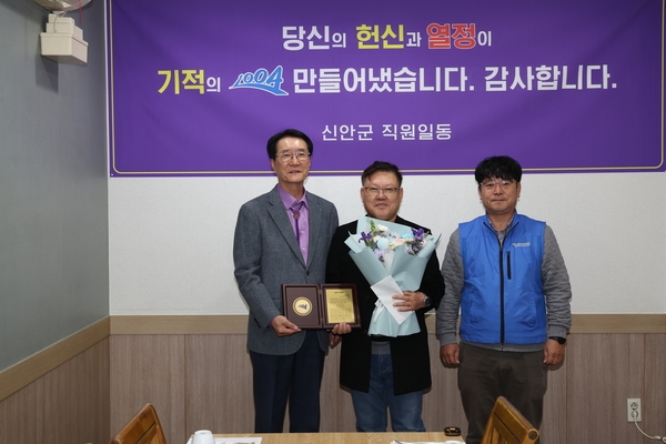 2024.12.09_ 퇴직공무원 재직기념패 전달 4