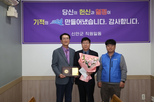 2024.12.09_ 퇴직공무원 재직기념패 전달 5