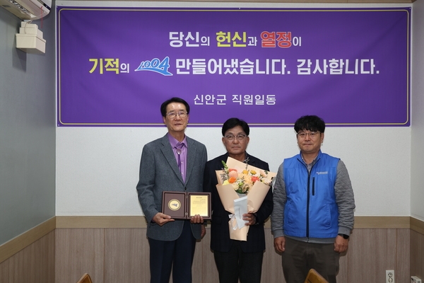 2024.12.09_ 퇴직공무원 재직기념패 전달 6