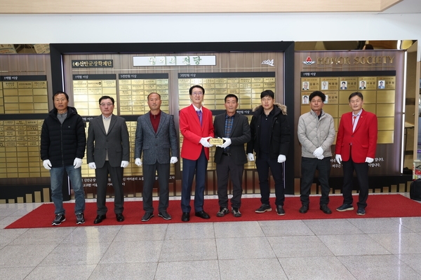 2024.12.17_ 흑산통발협회 장학기금 전달식 3