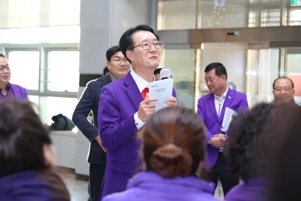 2024.12.18_ 자은면 여성단체협의회 선진지견학 격려 3