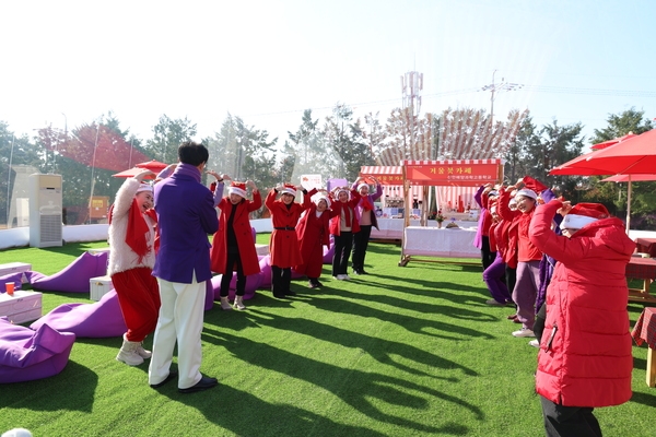 2024.12.19_ 신안군 여성단체회원 겨울꽃축제장 방문 격려 2
