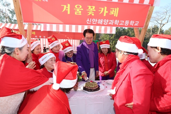 2024.12.19_ 신안군 여성단체회원 겨울꽃축제장 방문 격려 3