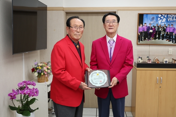 2024.12.26_ 노인복지 유공자(압해읍 조장성) 표창패 수여 2