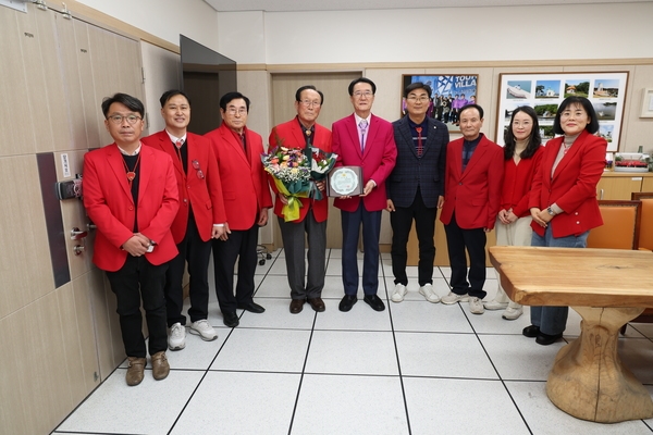 2024.12.26_ 노인복지 유공자(압해읍 조장성) 표창패 수여 3