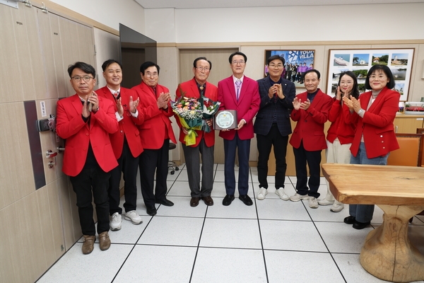 2024.12.26_ 노인복지 유공자(압해읍 조장성) 표창패 수여 4