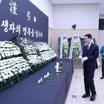 2024.12.31_ 무안공항 여객기 추락사고 희생자 신안군 합동분양소 참배