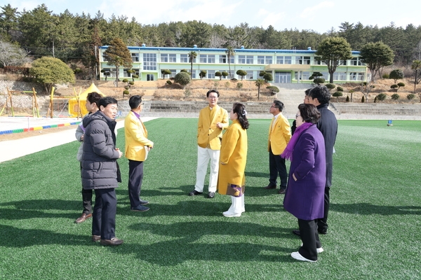 2025.02.17_ 팔금면 주요사업장 방문(구 팔금중학교 세대 어울림 복합 커뮤니티 센터) 3