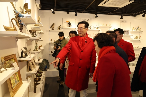 2025.02.26_ 흑산면 주요사업장 방문(새공예박물관)-신안군 출입기자단 새공예품 전달식 2