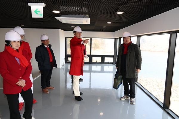 2025.02.26_ 흑산면 주요사업장 방문(새공예박물관)-신안군 출입기자단 새공예품 전달식 3