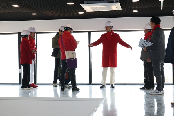 2025.02.26_ 흑산면 주요사업장 방문(새공예박물관)-신안군 출입기자단 새공예품 전달식 4