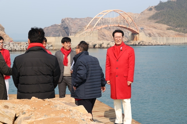 2025.02.26_ 흑산면 주요사업장 방문(새공예박물관)-신안군 출입기자단 새공예품 전달식 5