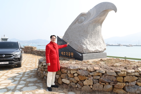 2025.02.26_ 흑산면 주요사업장 방문(새공예박물관)-신안군 출입기자단 새공예품 전달식 6