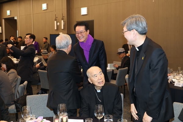 2025.03.20_ 윤공희 대주교님 평전 헌정식 3