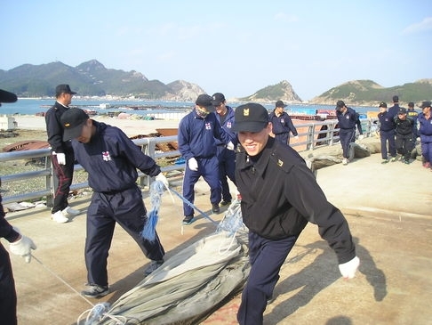 환경정화하며 흑산면민과 함께해요 ...해군 3함대, 흑산도 일대 환경정화실시1