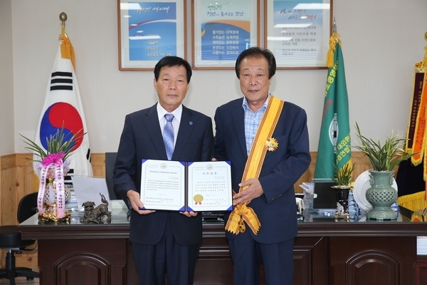 고길호 신안군수, 한국자유총연맹 ‘국제 자유장’ 수상1