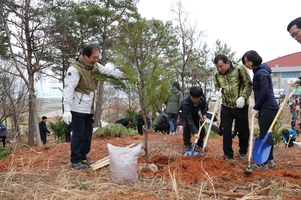 신안군, “제73회 식목일기념 나무심기 행사” 열어..'경관숲 조성으로 산림의 가치향상 기대'1