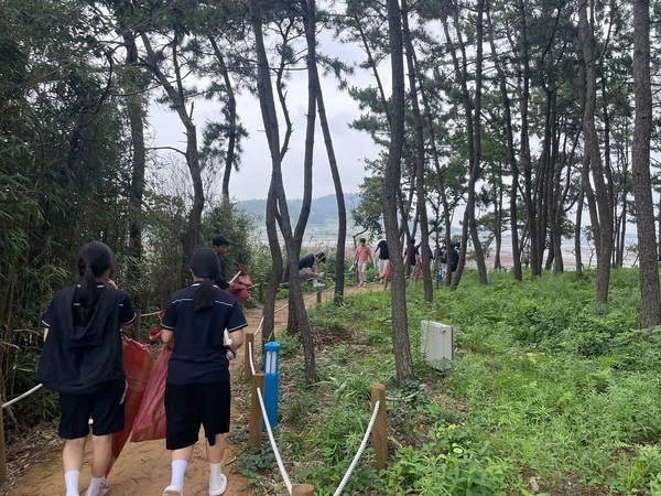 지도읍 지명고등학교, 갯벌 플로깅 실시..'해양 정화 활동으로 지역사회에 환경 사랑 실천'1