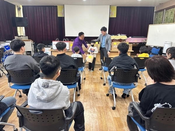 제103회 어린이날 맞이 저소득층 아동 위문..'따뜻한 마음으로 저소득층 아동에게 위문의 손길'1
