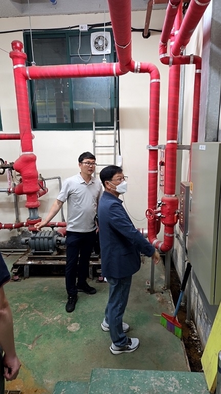 '어르신 안전 최우선' 신안군, 요양병원 안전점검 실시..민·관 합동, 거동 불편 어르신 위한 선제적 재난 예방1