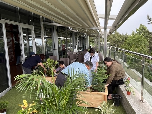 신안군 저녁노을미술관, ‘2025 박물관·미술관 주간’ 문화예술교육프로그램 성황리 마무리..'자연에서 휴식하는 시간을 가져 참여자들의 만족도 높아'1