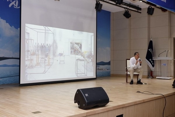 세계적인 철 조각가 안토니 곰리, 특별 강연 성황리 개최..'예술섬 프로젝트 비금도 ‘엘리멘탈(Elemental)’ 내년 상반기 설치'1