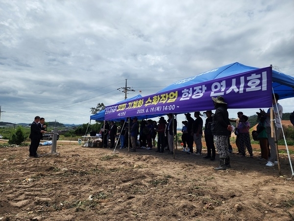 신안군, 양파 기계 수확 현장 연시..'양파 수확, 이제 기계화로 시간·비용 대폭 절감'1