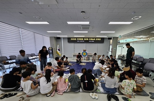 신안군가족센터, 다문화 전래놀이 한마당..'전래놀이 체험 통해 가족 간 화합과 이웃 간 협동심 고취, 문화 이해의 장 마련'1