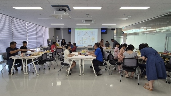 신안군, 다문화가정 부모와 자녀의 건강한 소통 위한 프로그램 운영..'부모 간담회 및 푸드아트테라피 진행으로 정서적 유대감 강화 기대'1