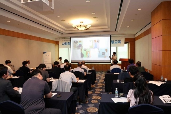 군민에게 더 가까이, 신안군의회 의원·직원 교육 열려..'사회적 장애인식 개선 교육 및 4대 폭력 예방교육'1