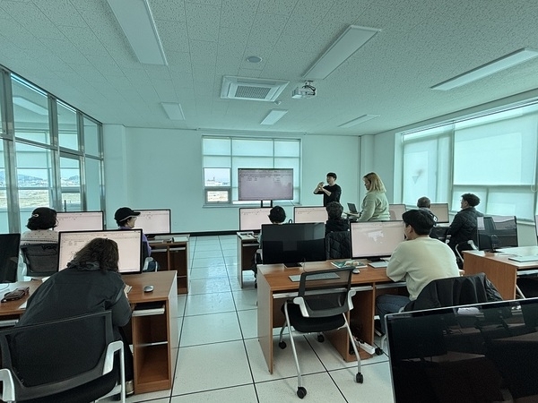 신안군, 디지털 농업 경쟁력 강화 위한 정보화 교육 마무리..'스마트폰 활용부터 AI 마케팅까지… 80여 명 농업인 참여, 실질적 도움 제공'1